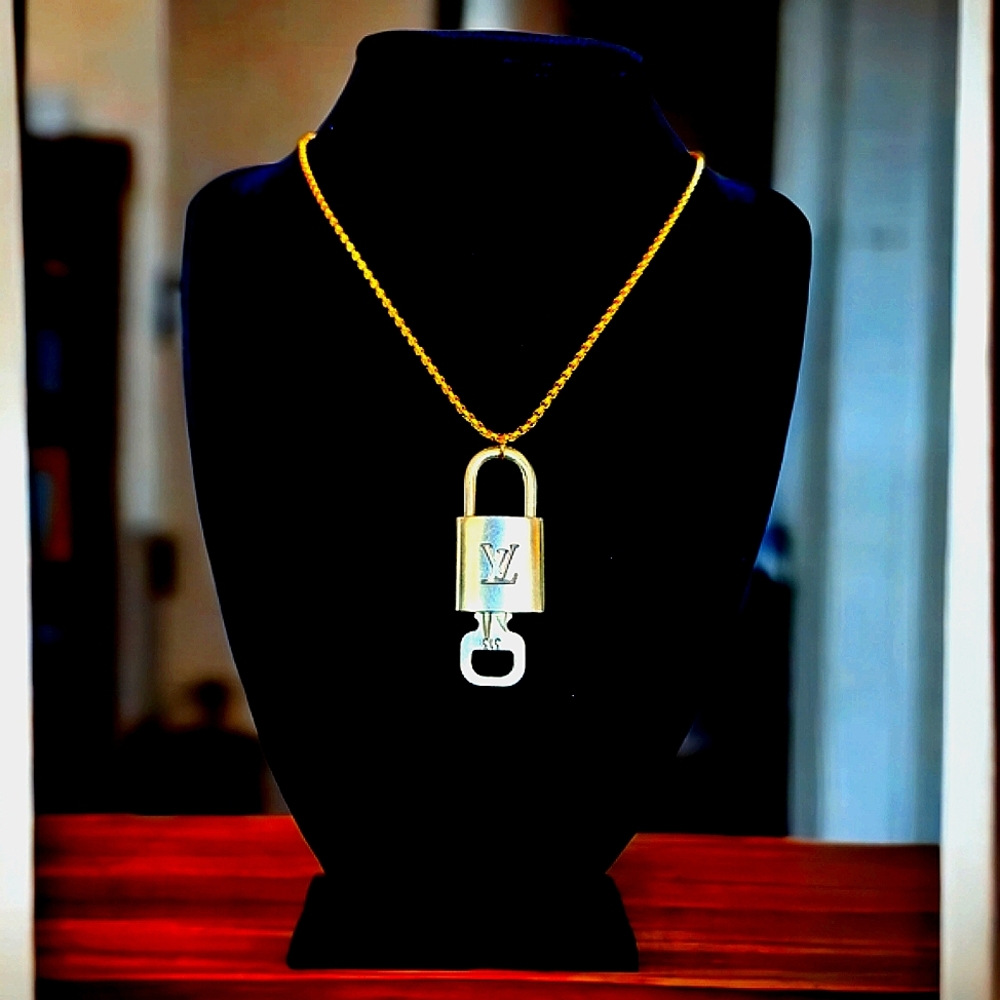 Louis Vuitton Lock and key no. 313 w/ unbranded chain